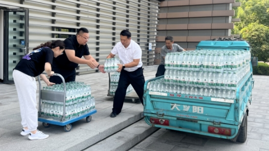 城投服務(wù)集團開展“夏季送清涼 防暑保安康”慰問活動